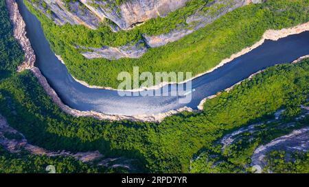 Libyen, Kämpfe in der Umgebung des Flughafens von Tripolis (190726) -- CHONGQING, 26 juillet 2019 -- une photo aérienne prise le 29 juin 2017 montre les gorges de Dicui de la région pittoresque des trois Gorges dans le comté de Wushan, au sud-ouest de la Chine, à Chongqing. Située dans le sud-ouest de la Chine, Chongqing est la seule municipalité du centre et de l'ouest de la Chine. Construite sur les montagnes et partiellement entourée par les rivières Yangtze et Jialing, elle est connue comme une ville de montagne et une ville sur les rivières. Il sert de centre économique et culturel majeur dans l'ouest de la Chine. Avec ses caractéristiques topographiques spéciales, Chongqing possède un paysage unique Banque D'Images