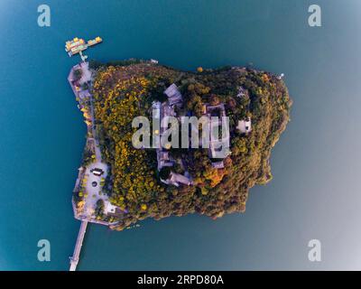 Libyen, Kämpfe in der Umgebung des Flughafens von Tripolis (190726) -- CHONGQING, 26 juillet 2019 -- une photo aérienne prise le 8 décembre 2016 montre le canton de Baidi situé dans le comté de Fengjie dans le sud-ouest de la Chine à Chongqing. Située dans le sud-ouest de la Chine, Chongqing est la seule municipalité du centre et de l'ouest de la Chine. Construite sur les montagnes et partiellement entourée par les rivières Yangtze et Jialing, elle est connue comme une ville de montagne et une ville sur les rivières. Il sert de centre économique et culturel majeur dans l'ouest de la Chine. Avec ses caractéristiques topographiques spéciales, Chongqing a le paysage unique des montagnes, des rivières, pour Banque D'Images