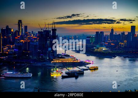 Libyen, Kämpfe in der Umgebung des Flughafens von Tripolis (190726) -- CHONGQING, 26 juillet 2019 -- une photo prise le 3 mai 2017 montre le paysage de Chongqing au coucher du soleil, dans le sud-ouest de la Chine. Située dans le sud-ouest de la Chine, Chongqing est la seule municipalité du centre et de l'ouest de la Chine. Construite sur les montagnes et partiellement entourée par les rivières Yangtze et Jialing, elle est connue comme une ville de montagne et une ville sur les rivières. Il sert de centre économique et culturel majeur dans l'ouest de la Chine. Avec ses caractéristiques topographiques spéciales, Chongqing a le paysage unique de montagnes, rivières, forêts, sources, cascades, g Banque D'Images