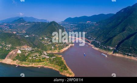 Libyen, Kämpfe in der Umgebung des Flughafens von Tripolis (190726) -- CHONGQING, 26 juillet 2019 -- une photo aérienne prise le 30 juin 2017 montre l'entrée de Wuxia gorge, l'une des trois Gorges du fleuve Yangtze, dans le sud-ouest de la Chine à Chongqing. Située dans le sud-ouest de la Chine, Chongqing est la seule municipalité du centre et de l'ouest de la Chine. Construite sur les montagnes et partiellement entourée par les rivières Yangtze et Jialing, elle est connue comme une ville de montagne et une ville sur les rivières. Il sert de centre économique et culturel majeur dans l'ouest de la Chine. Avec ses caractéristiques topographiques spéciales, Chongqing a le uniqu Banque D'Images