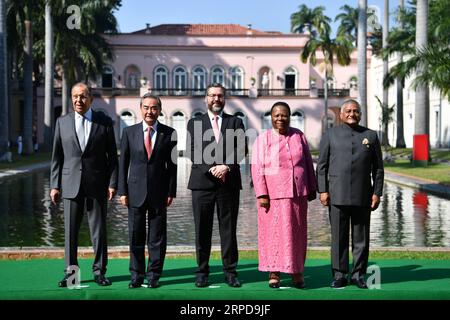 (190727) -- RIO DE JANEIRO, le 27 juillet 2019 -- le conseiller d'État chinois et ministre des Affaires étrangères Wang Yi (2e L) pose pour une photo de groupe avec le ministre brésilien des Affaires étrangères Ernesto Araujo (3e L), le ministre russe des Affaires étrangères Sergey Lavrov (1e L), le ministre sud-africain des Affaires étrangères Naledi Pandor (2e R) et le ministre d État aux Affaires extérieures de l Inde, Vijay Kumar Singh, à Rio de Janeiro, Brésil, le 26 juillet 2019. Wang Yi a assisté à la réunion officielle des ministres des Affaires étrangères des BRICS à Rio de Janeiro. BRÉSIL-RIO DE JANEIRO-CHINE-WANG YI-BRICS-MEETING XINXYUEWEI PUBLICATIONXNOTXINXCHN Banque D'Images