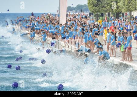 (190727) -- ZADAR, le 27 juillet 2019 -- les gens sautent dans la mer Adriatique lors du 13e événement DM Millennium Jump à Zadar, Croatie, le 27 juillet 2019. Plus de 3 000 personnes ont participé à l'événement cette année. (Photo de /Xinhua) CROATIE-ZADAR-SAUT DU MILLÉNAIRE DinoxStanin PUBLICATIONxNOTxINxCHN Banque D'Images