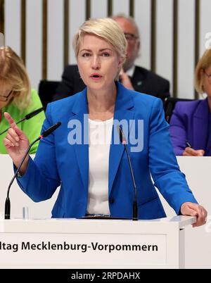 Schwerin, Allemagne. 04 septembre 2023. Manuela Schwesig (SPD), ministre-présidente de l'État du Mecklembourg-Poméranie occidentale, prend la parole lors de la session extraordinaire du Parlement de l'État dans la salle plénière. La session extraordinaire traitera du projet de double budget 2024/2025, qui comprend des dépenses de plus de onze milliards d'euros par an dans chaque cas. Crédit : Bernd Wüstneck/dpa/Alamy Live News Banque D'Images