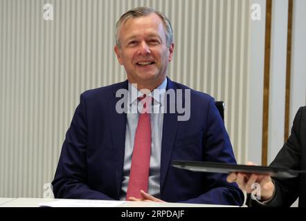 Schwerin, Allemagne. 04 septembre 2023. Heiko Geue (SPD), ministre des Finances de l'État du Mecklembourg-Poméranie occidentale, prend place à la Chambre plénière peu avant le début de la session extraordinaire du Parlement de l'État. La session extraordinaire traite du projet de double budget 2024/2025, qui comprend des dépenses de plus de onze milliards d'euros par an dans chaque cas. Crédit : Bernd Wüstneck/dpa/Alamy Live News Banque D'Images