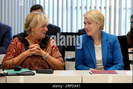Schwerin, Allemagne. 04 septembre 2023. Simone Oldenburg (Die Linke, gauche-droite), vice-ministre-présidente du Mecklembourg-Poméranie occidentale, et Manuela Schwesig (SPD), ministre-présidente du Mecklembourg-Poméranie occidentale, s'expriment en séance plénière peu avant le début de la session extraordinaire du Parlement de l'État. La session extraordinaire traite du projet de double budget 2024/2025, qui comprend des dépenses de plus de onze milliards d'euros par an chacune. Crédit : Bernd Wüstneck/dpa/Alamy Live News Banque D'Images