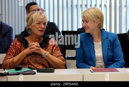 Schwerin, Allemagne. 04 septembre 2023. Simone Oldenburg (Die Linke, gauche-droite), vice-ministre-présidente du Mecklembourg-Poméranie occidentale, et Manuela Schwesig (SPD), ministre-présidente du Mecklembourg-Poméranie occidentale, s'expriment en séance plénière peu avant le début de la session extraordinaire du Parlement de l'État. La session extraordinaire traite du projet de double budget 2024/2025, qui comprend des dépenses de plus de onze milliards d'euros par an chacune. Crédit : Bernd Wüstneck/dpa/Alamy Live News Banque D'Images
