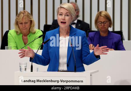 Schwerin, Allemagne. 04 septembre 2023. Manuela Schwesig (SPD), ministre-présidente de l'État du Mecklembourg-Poméranie occidentale, prend la parole lors de la session extraordinaire du Parlement de l'État dans la salle plénière. La session extraordinaire traitera du projet de double budget 2024/2025, qui comprend des dépenses de plus de onze milliards d'euros par an dans chaque cas. Crédit : Bernd Wüstneck/dpa/Alamy Live News Banque D'Images