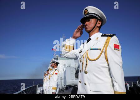 (190729) - ST. PETERSBURG, 29 juillet 2019 (Xinhua) -- des marins habillés s'alignent sur le pont du destroyer chinois Xi an lors du défilé militaire marquant la Journée de la Marine russe sur la mer près de l'îlot de Kronshtadt au large de la côte de Saint-PÉTERSBOURG Petersburg, Russie le 28 juillet 2019. Le destroyer de missiles chinois Xi an de la 32e flotte d escorte navale chinoise a participé à un défilé militaire ici marquant le jour de la Marine russe dimanche. (Photo de Li Hao/Xinhua) RUSSIE-ST. NAVIRE DE GUERRE CHINOIS PUBLICATIONXNOTXINXCHN DE LA MARINE DE SAINT-PÉTERSBOURG Banque D'Images