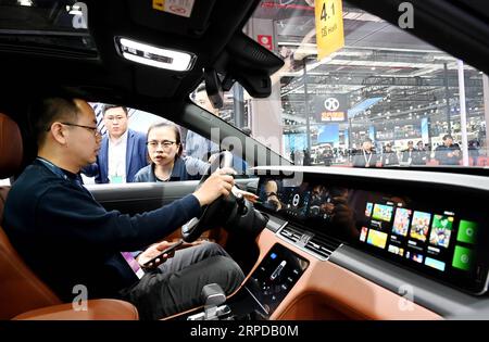 (190729) -- PÉKIN, 29 juillet 2019 -- Un visiteur essaie un véhicule électrique Lixiang One lors de la 18e exposition internationale de l'industrie automobile de Shanghai à Shanghai, dans l'est de la Chine, le 17 avril 2019. La Chine a construit le plus grand réseau mondial d installations de recharge pour véhicules électriques, 1 millions de piles de recharge ayant été achevées fin juin. POUR ALLER AVEC : la Chine rapporte le plus grand réseau mondial d'installations de recharge pour les véhicules électriques ) CHINE-VÉHICULES ÉLECTRIQUES-CHARGEMENT PILES-UN MILLION (CN) FangxZhe PUBLICATIONxNOTxINxCHN Banque D'Images