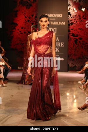 (190729) -- NEW DELHI, 29 juillet 2019 (Xinhua) -- Un modèle présente une création du designer indien Tarun Tahiliani lors de la semaine de la couture indienne à New Delhi, Inde, le 28 juillet 2019. (Str/Xinhua) INDE-NEW DELHI-COUTURE SEMAINE PUBLICATIONxNOTxINxCHN Banque D'Images