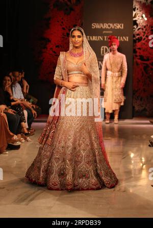 (190729) -- NEW DELHI, 29 juillet 2019 (Xinhua) -- Un modèle présente une création du designer indien Tarun Tahiliani lors de la semaine de la couture indienne à New Delhi, Inde, le 28 juillet 2019. (Str/Xinhua) INDE-NEW DELHI-COUTURE SEMAINE PUBLICATIONxNOTxINxCHN Banque D'Images