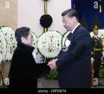 (190729) -- PÉKIN, le 29 juillet 2019 -- Xi Jinping (R) serre la main d'un membre de la famille du défunt dirigeant chinois Li Peng à Pékin, capitale de la Chine, le 29 juillet 2019. Feu leader chinois Li Peng a été incinéré lundi à Pékin. Xi Jinping, Li Keqiang, Li Zhanshu, Wang Yang, Wang Huning, Zhao Leji, Han Zheng, Wang Qishan et Jiang Zemin, entre autres, ont rendu leurs derniers hommages au cimetière révolutionnaire de Babaoshan. Hu Jintao, qui n'est pas à Pékin, a envoyé une couronne pour exprimer ses condoléances. CHINA-BEIJING-LI PENG-CRÉMATION (CN) JUXPENG PUBLICATIONXNOTXINXCHN Banque D'Images