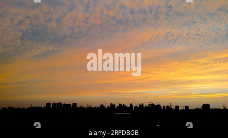 (190730) -- PÉKIN, 30 juillet 2019 -- une photo prise avec un téléphone portable montre l'éclat du coucher du soleil après la pluie à Pékin, capitale de la Chine, le 29 juillet 2019.) (BeijingCandid)CHINE-PÉKIN-ÉTÉ (CN) ZhangxChao PUBLICATIONxNOTxINxCHN Banque D'Images