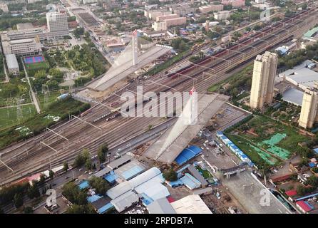 (190730) -- BAODING, 30 juillet 2019 -- cette photo aérienne prise le 29 juillet 2019 montre deux parties d'un pont au-dessus du chemin de fer Beijing-Guangzhou avant qu'elles ne soient tournées avec succès vers leurs positions cibles en utilisant la méthode de construction pivotante à Baoding, dans la province du Hebei du nord de la Chine. La Chine a adopté la méthode de construction pivotante dans la construction de nombreux ponts pour minimiser l'interférence sur le trafic ci-dessous. La méthode permet de surmonter les contraintes de l'environnement et de la circulation, tout en raccourcissant la période de construction. MU Yu) CHINA-HEBEI-BAODING-BRIDGE-ROTATION (CN) MouxYu PUBLICATIONxNOTxINxCH Banque D'Images