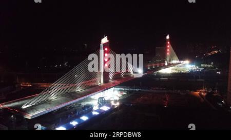 (190730) -- BAODING, 30 juillet 2019 -- cette photo aérienne prise le 30 juillet 2019 montre deux parties d'un pont au-dessus du chemin de fer Beijing-Guangzhou après qu'elles ont été tournées avec succès vers leurs positions cibles en utilisant la méthode de construction pivotante à Baoding, dans la province du Hebei du nord de la Chine. La Chine a adopté la méthode de construction pivotante dans la construction de nombreux ponts pour minimiser l'interférence sur le trafic ci-dessous. La méthode permet de surmonter les contraintes de l'environnement et de la circulation, tout en raccourcissant la période de construction. MU Yu) CHINA-HEBEI-BAODING-BRIDGE-ROTATION (CN) MouxYu PUBLICATIONxNOTxINxCHN Banque D'Images