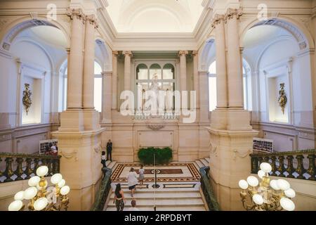 (190730) -- BRUXELLES, le 30 juillet 2019 -- visite du Palais Royal de Bruxelles à Bruxelles, Belgique, le 30 juillet 2019. Le Palais Royal de Bruxelles est la résidence administrative et le lieu de travail principal du roi belge. Une tradition s’est établie depuis 1965 pour ouvrir le Palais de Bruxelles au public chaque été. Du 23 juillet au 25 août de cette année, le palais peut être visité gratuitement sauf le lundi.) BELGIQUE-BRUXELLES-PALAIS ROYAL-OUVERTURE ESTIVALE ZHANGXCHENG PUBLICATIONXNOTXINXCHN Banque D'Images