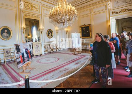 (190730) -- BRUXELLES, le 30 juillet 2019 -- visite du Palais Royal de Bruxelles à Bruxelles, Belgique, le 30 juillet 2019. Le Palais Royal de Bruxelles est la résidence administrative et le lieu de travail principal du roi belge. Une tradition s’est établie depuis 1965 pour ouvrir le Palais de Bruxelles au public chaque été. Du 23 juillet au 25 août de cette année, le palais peut être visité gratuitement sauf le lundi.) BELGIQUE-BRUXELLES-PALAIS ROYAL-OUVERTURE ESTIVALE ZHANGXCHENG PUBLICATIONXNOTXINXCHN Banque D'Images