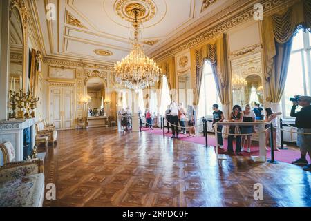 (190730) -- BRUXELLES, le 30 juillet 2019 -- visite du Palais Royal de Bruxelles à Bruxelles, Belgique, le 30 juillet 2019. Le Palais Royal de Bruxelles est la résidence administrative et le lieu de travail principal du roi belge. Une tradition s’est établie depuis 1965 pour ouvrir le Palais de Bruxelles au public chaque été. Du 23 juillet au 25 août de cette année, le palais peut être visité gratuitement sauf le lundi.) BELGIQUE-BRUXELLES-PALAIS ROYAL-OUVERTURE ESTIVALE ZHANGXCHENG PUBLICATIONXNOTXINXCHN Banque D'Images