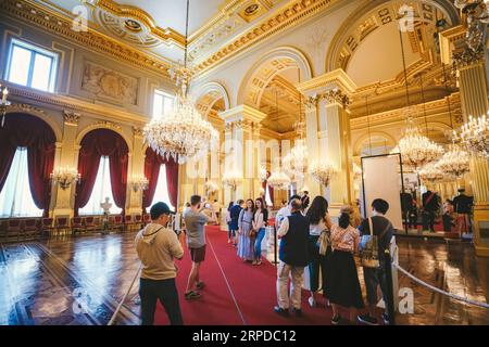 (190730) -- BRUXELLES, le 30 juillet 2019 -- visite du Palais Royal de Bruxelles à Bruxelles, Belgique, le 30 juillet 2019. Le Palais Royal de Bruxelles est la résidence administrative et le lieu de travail principal du roi belge. Une tradition s’est établie depuis 1965 pour ouvrir le Palais de Bruxelles au public chaque été. Du 23 juillet au 25 août de cette année, le palais peut être visité gratuitement sauf le lundi.) BELGIQUE-BRUXELLES-PALAIS ROYAL-OUVERTURE ESTIVALE ZHANGXCHENG PUBLICATIONXNOTXINXCHN Banque D'Images