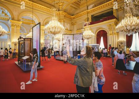 (190730) -- BRUXELLES, le 30 juillet 2019 -- visite du Palais Royal de Bruxelles à Bruxelles, Belgique, le 30 juillet 2019. Le Palais Royal de Bruxelles est la résidence administrative et le lieu de travail principal du roi belge. Une tradition s’est établie depuis 1965 pour ouvrir le Palais de Bruxelles au public chaque été. Du 23 juillet au 25 août de cette année, le palais peut être visité gratuitement sauf le lundi.) BELGIQUE-BRUXELLES-PALAIS ROYAL-OUVERTURE ESTIVALE ZHANGXCHENG PUBLICATIONXNOTXINXCHN Banque D'Images