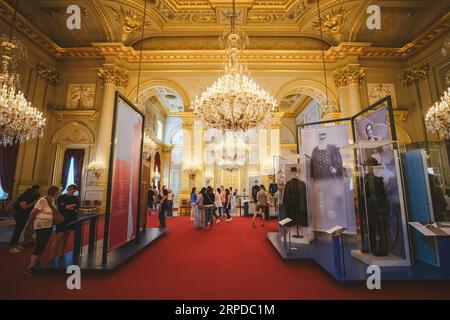 (190730) -- BRUXELLES, le 30 juillet 2019 -- visite du Palais Royal de Bruxelles à Bruxelles, Belgique, le 30 juillet 2019. Le Palais Royal de Bruxelles est la résidence administrative et le lieu de travail principal du roi belge. Une tradition s’est établie depuis 1965 pour ouvrir le Palais de Bruxelles au public chaque été. Du 23 juillet au 25 août de cette année, le palais peut être visité gratuitement sauf le lundi.) BELGIQUE-BRUXELLES-PALAIS ROYAL-OUVERTURE ESTIVALE ZHANGXCHENG PUBLICATIONXNOTXINXCHN Banque D'Images