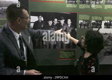 (190730) -- NEW YORK, 30 juillet 2019 -- les gens citent des photos de pillards Doolittle exposées dans la galerie de la Seconde Guerre mondiale du Musée national de l'armée de l'air américaine à Dayton, Ohio, États-Unis, le 24 juillet 2019. Quatre mois après l'attaque japonaise sur Pearl Harbor, un groupe de 80 aviateurs américains nommés d'après leur commandant de mission Jimmy Doolittle se porta volontaire pour riposter. La plupart d'entre eux ont ensuite été secourus par des civils et des troupes chinois volontaires. Des recherches récentes du côté américain ont estimé que jusqu'à 250 000 Chinois ont perdu la vie parce qu'ils ont aidé Doolittle Raiders. Le Banque D'Images