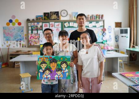 (190731) -- NANCHANG, 31 juillet 2019 -- Liu Xiaoqing (C) pose pour une photo de groupe avec des élèves de l'école d'éducation spéciale du comté de Luxi dans le comté de Luxi de Pingxiang, province de Jiangxi, dans l'est de la Chine, le 3 juillet 2019. Lorsque l'école d'éducation spéciale du comté de Luxi a été créée en 1997, Liu Xiaoqing, alors diplômé universitaire normal, a postulé pour un poste là-bas sans hésitation. Travailler comme enseignant en éducation spécialisée a été difficile, car les élèves de Liu ont besoin de beaucoup plus d'attention que leurs pairs sans handicap physique ou mental. Mais Liu est restée à son poste pendant 22 ans en aidant ses étudiants i Banque D'Images