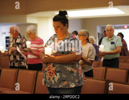 (190731) -- SAN FRANCISCO, 31 juillet 2019 -- des gens tiennent des bougies alors qu'ils pleurent les victimes d'un incident de fusillade du festival de l'ail à San Jose, Californie, États-Unis, le 30 juillet 2019. Un garçon de six ans et une fille de 13 ans ont été parmi les trois victimes tuées dans une fusillade lors d'un festival annuel de l'ail tenu dans la ville de Gilroy, en Californie du Nord, a déclaré lundi le chef de la police de Gilroy, Scot Smithee. Le chef de la police a également mis à jour le nombre total de blessés à 12 qui ont survécu à la fusillade lors du festival annuel de l'ail de Gilroy. Les blessures avaient été précédemment évaluées à 15 dimanche. (Photo de /Xinhua) U. Banque D'Images