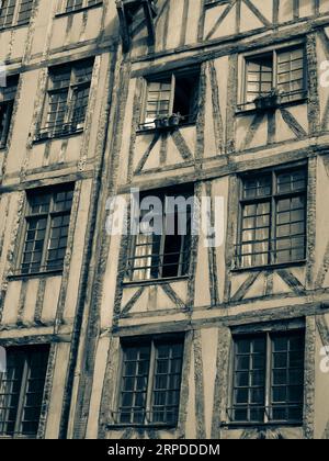 Maison du Faucheur et Maison du Mouton, deux des plus anciens bâtiments de Paris, rue Francois Miron, Paris, France, Europe, UE. Banque D'Images
