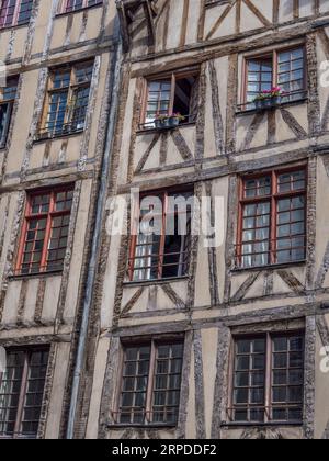 Maison du Faucheur et Maison du Mouton, deux des plus anciens bâtiments de Paris, rue Francois Miron, Paris, France, Europe, UE. Banque D'Images