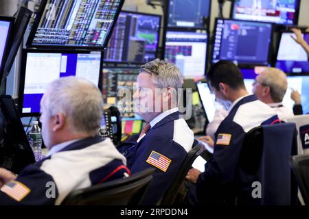 (190731) -- NEW YORK, le 31 juillet 2019 -- les commerçants travaillent à la Bourse de New York, aux États-Unis, le 31 juillet 2019. Les actions américaines ont terminé à la baisse mercredi. Le Dow a diminué de 1,23 % à 26 864,27, le S&P 500 a chuté de 1,09 % à 2 980,38, et le Nasdaq a diminué de 1,19 % à 8 175,42. ) U.S.-NEW YORK-STOCKS WangxYing PUBLICATIONxNOTxINxCHN Banque D'Images