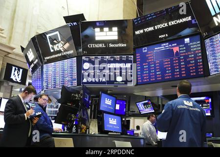 (190731) -- NEW YORK, le 31 juillet 2019 -- les commerçants travaillent à la Bourse de New York, aux États-Unis, le 31 juillet 2019. Les actions américaines ont terminé à la baisse mercredi. Le Dow a diminué de 1,23 % à 26 864,27, le S&P 500 a chuté de 1,09 % à 2 980,38, et le Nasdaq a diminué de 1,19 % à 8 175,42. ) U.S.-NEW YORK-STOCKS WangxYing PUBLICATIONxNOTxINxCHN Banque D'Images