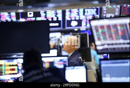 (190731) -- NEW YORK, le 31 juillet 2019 -- Un Trader travaille à la Bourse de New York, aux États-Unis, le 31 juillet 2019. Les actions américaines ont terminé à la baisse mercredi. Le Dow a diminué de 1,23 % à 26 864,27, le S&P 500 a chuté de 1,09 % à 2 980,38, et le Nasdaq a diminué de 1,19 % à 8 175,42. ) U.S.-NEW YORK-STOCKS WangxYing PUBLICATIONxNOTxINxCHN Banque D'Images