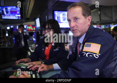 (190731) -- NEW YORK, le 31 juillet 2019 -- les commerçants travaillent à la Bourse de New York, aux États-Unis, le 31 juillet 2019. Les actions américaines ont terminé à la baisse mercredi. Le Dow a diminué de 1,23 % à 26 864,27, le S&P 500 a chuté de 1,09 % à 2 980,38, et le Nasdaq a diminué de 1,19 % à 8 175,42. ) U.S.-NEW YORK-STOCKS WangxYing PUBLICATIONxNOTxINxCHN Banque D'Images