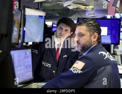 (190731) -- NEW YORK, le 31 juillet 2019 -- les commerçants travaillent à la Bourse de New York, aux États-Unis, le 31 juillet 2019. Les actions américaines ont terminé à la baisse mercredi. Le Dow a diminué de 1,23 % à 26 864,27, le S&P 500 a chuté de 1,09 % à 2 980,38, et le Nasdaq a diminué de 1,19 % à 8 175,42. ) U.S.-NEW YORK-STOCKS WangxYing PUBLICATIONxNOTxINxCHN Banque D'Images