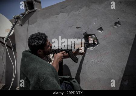 Libyen, Kämpfe in Teilen von Tripolis (190731) -- TRIPOLI, 31 juillet 2019 -- un combattant du Gouvernement d'entente nationale (GNA) libyen soutenu par l'ONU tire lors d'affrontements avec les forces de l'Armée nationale libyenne (ANL) basée à l'est et dirigée par Khalifa Haftar, sur la ligne de front Salah al-DIN, à Tripoli, Libye, le 31 juillet 2019. (Photo de /Xinhua) LIBYE-TRIPOLI-CONFLIT AmruxSalahuddien PUBLICATIONxNOTxINxCHN Banque D'Images