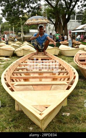 (190801) -- MANIKGANJ, 1 août 2019 (Xinhua) -- Un vendeur de bateaux attend des clients à un marché dans le district de Manikganj, au centre du Bangladesh, le 31 juillet 2019. Le transport par eau est encore un moyen de communication important au Bangladesh où les bateaux traditionnels et les petits navires sont encore utilisés pour assurer un transport bon marché et pratique. (Str/Xinhua) BANGLADESH-MANIKGANJ-BOAT-BAZAAR PUBLICATIONxNOTxINxCHN Banque D'Images