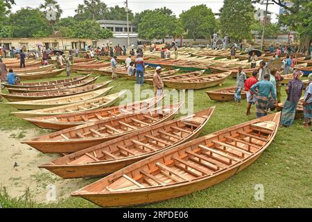 (190801) -- MANIKGANJ, 1 août 2019 (Xinhua) -- des bateaux en bois fabriqués à la main sont exposés à la vente sur un marché du district de Manikganj, au centre du Bangladesh, le 31 juillet 2019. Le transport par eau est encore un moyen de communication important au Bangladesh où les bateaux traditionnels et les petits navires sont encore utilisés pour assurer un transport bon marché et pratique. (Str/Xinhua) BANGLADESH-MANIKGANJ-BOAT-BAZAAR PUBLICATIONxNOTxINxCHN Banque D'Images