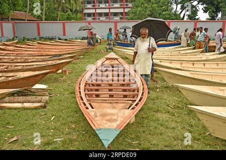 (190801) -- MANIKGANJ, 1 août 2019 (Xinhua) -- Un vendeur de bateaux attend des clients à un marché dans le district de Manikganj, au centre du Bangladesh, le 31 juillet 2019. Le transport par eau est encore un moyen de communication important au Bangladesh où les bateaux traditionnels et les petits navires sont encore utilisés pour assurer un transport bon marché et pratique. (Str/Xinhua) BANGLADESH-MANIKGANJ-BOAT-BAZAAR PUBLICATIONxNOTxINxCHN Banque D'Images