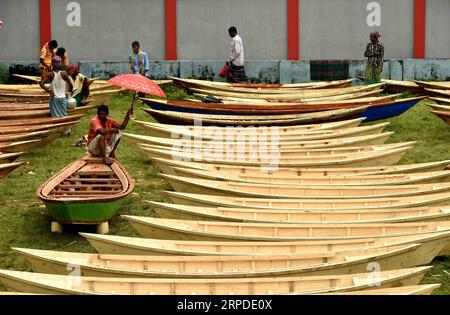 (190801) -- MANIKGANJ, 1 août 2019 (Xinhua) -- des bateaux en bois fabriqués à la main sont exposés à la vente sur un marché du district de Manikganj, au centre du Bangladesh, le 31 juillet 2019. Le transport par eau est encore un moyen de communication important au Bangladesh où les bateaux traditionnels et les petits navires sont encore utilisés pour assurer un transport bon marché et pratique. (Str/Xinhua) BANGLADESH-MANIKGANJ-BOAT-BAZAAR PUBLICATIONxNOTxINxCHN Banque D'Images