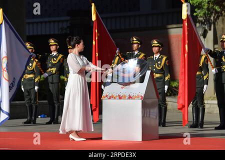 (190801) -- NANCHANG, 1 août 2019 -- Fang Minglu allume la flamme d'un miroir concave en utilisant les rayons du soleil lors d'une cérémonie rituelle pour l'allumage de la flamme pour les 7e Jeux mondiaux militaires et relais de la torche à Nanchang, dans la province de Jiangxi de l'est de la Chine, le 1 août 2019.) (SP) CHINA-NANCHANG-7E CÉRÉMONIE D'ÉCLAIRAGE DE FLAMME DE JEUX DU MONDE MILITAIRE ET RELAIS DE TORCHE PENGXZHAOZHI PUBLICATIONXNOTXINXCHN Banque D'Images