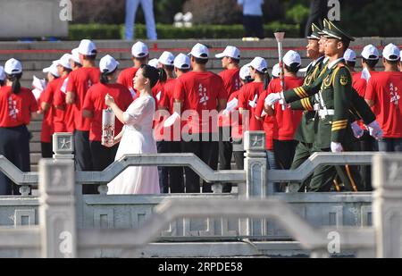 (190801) -- NANCHANG, 1 août 2019 -- Fang Minglu (front L) porte la flamme lors d'une cérémonie rituelle pour l'allumage de la flamme pour les 7es Jeux mondiaux militaires et relais de la flamme à Nanchang, dans la province de Jiangxi, dans l'est de la Chine, le 1 août 2019.) (SP) CHINA-NANCHANG-7TH MILITAIRE WORLD GAMES-FLAME LIGHTING CÉRÉMONIE ET RELAIS DE TORCHE WANXXIANG PUBLICATIONXNOTXINXCHN Banque D'Images