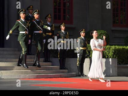 (190801) -- NANCHANG, 1 août 2019 -- Fang Minglu (R) porte la flamme lors d'une cérémonie rituelle pour l'allumage de la flamme pour les 7es Jeux militaires mondiaux et relais de la flamme à Nanchang, dans la province de Jiangxi, dans l'est de la Chine, le 1 août 2019.) (SP) CHINA-NANCHANG-7E CÉRÉMONIE D'ÉCLAIRAGE DE FLAMME DE JEUX DU MONDE MILITAIRE ET RELAIS DE TORCHE PENGXZHAOZHI PUBLICATIONXNOTXINXCHN Banque D'Images