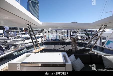 (190801) -- SYDNEY, le 1 août 2019 -- des gens visitent le Sydney International Boatshow au Darling Harbour à Sydney, Australie, le 1 août 2019. Le spectacle durera du 1 au 5 août. ) AUSTRALIE-SYDNEY-BOATSHOW BaixXuefei PUBLICATIONxNOTxINxCHN Banque D'Images