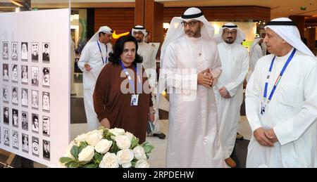 (190801) -- KOWEÏT, 1 août 2019 (Xinhua) -- le ministre intérimaire des Affaires Amiri Diwan Sheikh Mohammad Abdullah Al-Mubarak Al-Sabah (C) voit des photos des martyrs de la guerre du Golfe à Koweït, Koweït, le 1 août 2019. Un événement spécial a eu lieu jeudi à Koweït City à l'occasion du 29e anniversaire de l'invasion irakienne du Koweït pendant la guerre du Golfe. (Photo de Asad/Xinhua) KOWEÏT-KOWEÏT VILLE-ANNIVERSAIRE DE LA GUERRE DU GOLFE PUBLICATIONxNOTxINxCHN Banque D'Images