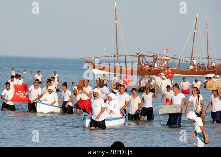 (190801) -- KUWAIT CITY, 1 août 2019 (Xinhua) -- de jeunes plongeurs reviennent du voyage Pearl Diving à Kuwait City, Koweït, le 1 août 2019. Le 31e voyage de plongée Pearl s'est terminé jeudi à Koweït City. Au moins 195 jeunes Koweïtiens ont participé à l'événement et sont revenus avec leur récolte de perles. (Photo Gazi/Xinhua) KOWEÏT-KOWEÏT VILLE-PERLE MOISSON PUBLICATIONxNOTxINxCHN Banque D'Images