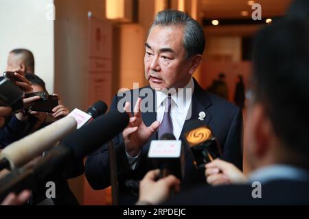 (190801) -- BANGKOK, le 1 août 2019 -- Wang Yi, conseiller d'État et ministre des Affaires étrangères chinois, reçoit une entrevue après sa rencontre avec le secrétaire d'État américain Mike Pompeo à Bangkok, Thaïlande, le 1 août 2019.) THAÏLANDE-BANGKOK-CHINE-WANG YI-US-MIKE POMPEO-MEETING ZHANGXKEREN PUBLICATIONXNOTXINXCHN Banque D'Images