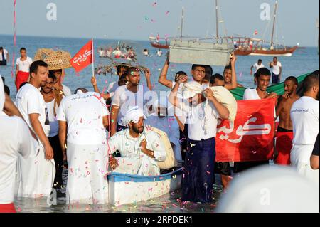 (190801) -- KOWEÏT, 1 août 2019 (Xinhua) -- les jeunes plongeurs, leurs familles et leurs amis célèbrent la récolte de perles à Kuwait City, Koweït, le 1 août 2019. Le 31e voyage de plongée Pearl s'est terminé jeudi à Koweït City. Au moins 195 jeunes Koweïtiens ont participé à l'événement et sont revenus avec leur récolte de perles. (Photo Gazi/Xinhua) KOWEÏT-KOWEÏT VILLE-PERLE MOISSON PUBLICATIONxNOTxINxCHN Banque D'Images