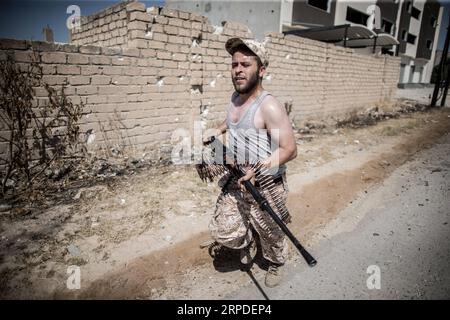 Actualités Bilder des Tages Libyen, Kämpfe in Teilen von Tripolis (190802) -- TRIPOLI, 2 août 2019 -- Un combattant du Gouvernement d'entente nationale (GNA) soutenu par l'ONU court sur une route lors d'affrontements sur la ligne de front Salah al-DIN à Tripoli, Libye, le 1 août 2019. Depuis début avril, le gouvernement est engagé dans un conflit armé meurtrier contre l'armée basée à l'est, qui tente de prendre le contrôle de la capitale Tripoli et de renverser le gouvernement. (Photo de /Xinhua) LIBYE-TRIPOLI-CONFLIT AmruxSalahuddien PUBLICATIONxNOTxINxCHN Banque D'Images