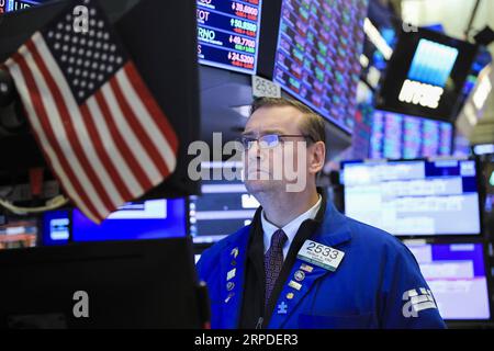 Actualités Themen der Woche KW31 Actualités Bilder des Tages New York, Handelstag an der Wall Street 190801 -- NEW YORK, 1 août 2019 -- Un Trader travaille à la Bourse de New York, aux États-Unis, le 1 août 2019. Les actions américaines ont terminé à la baisse jeudi, alors que les investisseurs digéraient un lot de données négatives qui indiquaient un ralentissement de l’activité économique américaine et s’inquiétaient des perspectives commerciales entre les États-Unis et la Chine. La moyenne industrielle du Dow Jones a baissé de 280,85 points, ou 1,05 %, à 26 583,42. Le S&P 500 a reculé de 26,82 points, ou 0,90 %, à 2 953,56. L’indice composite Nasdaq a chuté de 64,30 points, o Banque D'Images